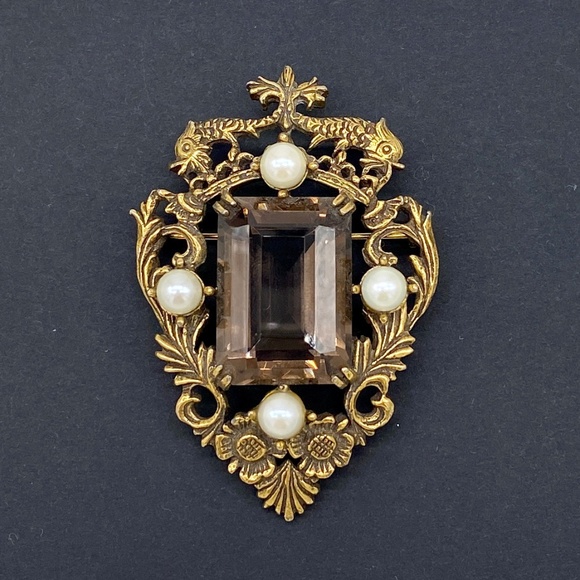 Vintage Jewelry - SOLD. Vintage Hattie Carnegie Brooch, Signed